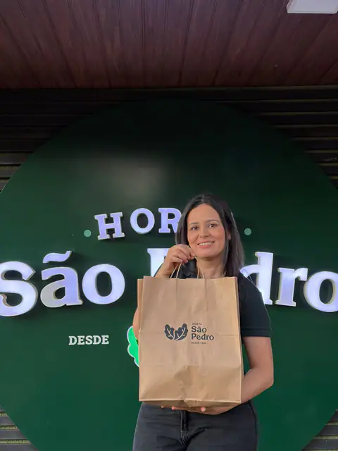 Atendente com sacola da Horta São Pedro